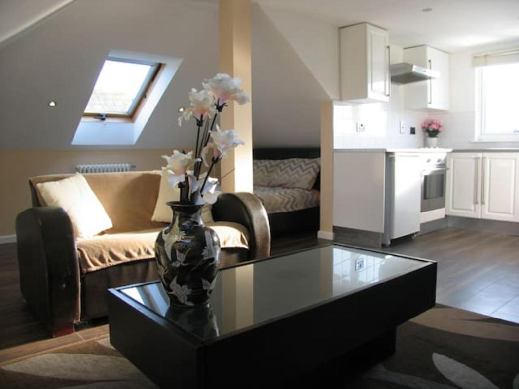 Modern Cosy Private Studio, Wifi, Ip-Tv, Must See รอมฟอร์ด ภายนอก รูปภาพ